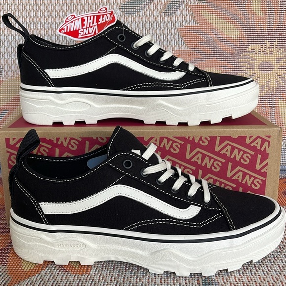 Vans Men’s Sentry Old Skool (Canvas) Black/Marshmallow
VN0A5KR3VQE
Sneakers - Picture 2 of 16